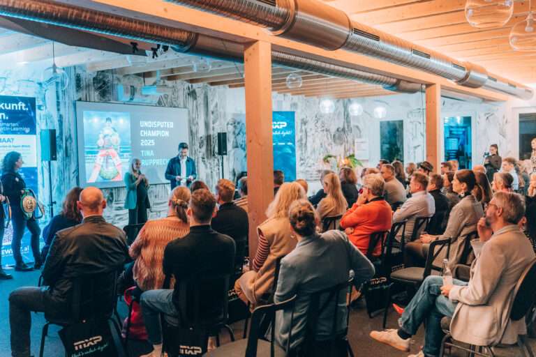Viele Teilnehmende im Austausch bei einem DIGITALKS Meetup