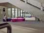 Frau sitzt entspannt auf einer violett-pinken Sitzbank in einem modernen, lichtdurchfluteten Gebäude mit Betonarchitektur und großer Treppe im Hintergrund.